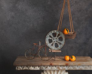 Natura morta rustica con bicicletta