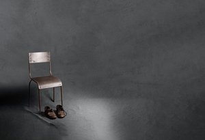 Sedia solitaria Scarpe vecchie