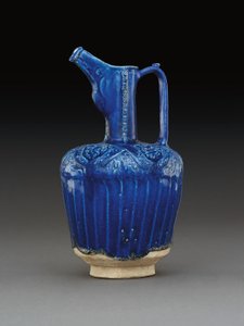 Brocca in ceramica monocromatica blu cobalto modellata di Nishapur, Iran orientale