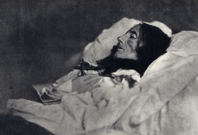 Ritratto della poetessa Marcelline Desbordes Valmore (1786-1859) sul letto di morte. Fotografia di Felix Tournachon detto Nadar nel 1859. Stampa di Victor Tournachon, padre di Nadar, fine XIX secolo. da Nadar