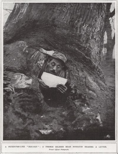 Un "rifugio" alla Peter Pan, un soldato francese vicino a Monastir che legge una lettera da (after) English photographer