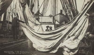 Piegare la vela maestra a bordo del Mount Stewart da (after) English photographer