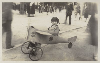 Ragazzo in un aereo giocattolo (foto in b/n) da (after) English photographer