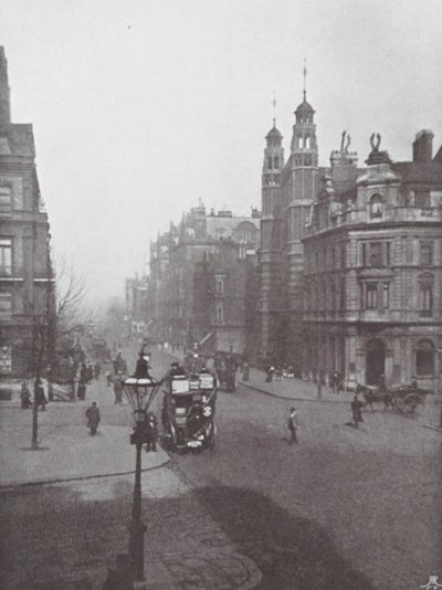 Sloane Square e Street, e Chiesa della Santissima Trinità da (after) English photographer