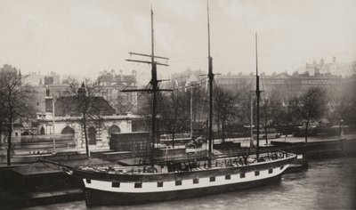 La nave amica, molo di Charing Cross (foto in b/n) da (after) English photographer