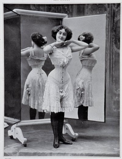 Modella che presenta il corsetto Thylda, foto Félix - in 