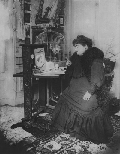 Jeanne Bloch e il suo pappagallo da (after) French Photographer