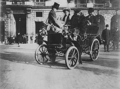 Max Richard nella sua auto da 8 HP da (after) French Photographer