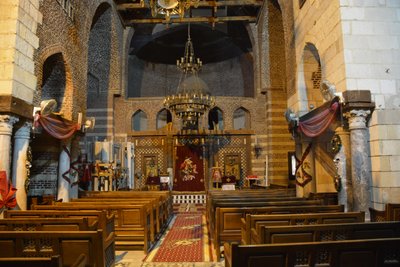 Interno della chiesa di San Mercurio ad Abu Sefein nel Cairo Vecchio, storica chiesa copta ortodossa con icone e iconostasi in legno. da Albert Mansour