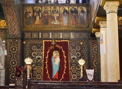 Interno della Chiesa Sospesa nel Cairo Vecchio, storica chiesa copta ortodossa con icone e iconostasi in legno da Albert Mansour