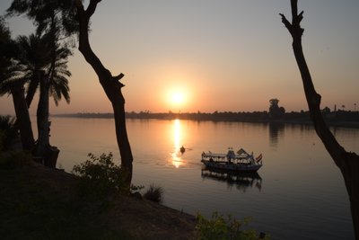 Riflessi dorati del tramonto su un fiume tranquillo da Albert Mansour