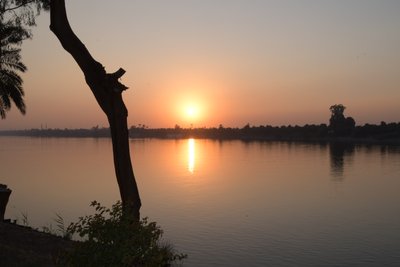 Riflessi dorati del tramonto su un fiume tranquillo da Albert Mansour