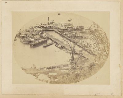[Lower Wharf, Belle Plain, USMRR Construction Corps.] [16 maggio 1864]. da A.J. Russell