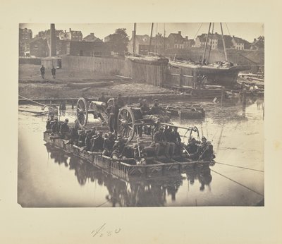 [Zattera di barche coperte che trasporta artiglieria da campo e uomini sul fiume Potomac]. da A.J. Russell