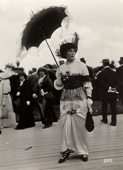 Moda alle corse: una spettatrice alla Journée des drags, Auteuil, Francia da A. Calavas
