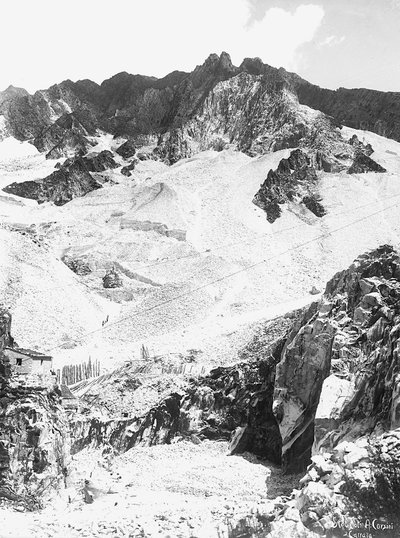 Una cava di marmo nelle Alpi Apuane, in Toscana (foto in bianco e nero) da A. Corsini