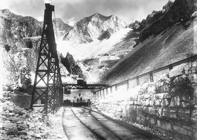 Una stazione del tram per il trasporto del marmo, nelle Alpi Apuane (foto b/n) da A. Corsini