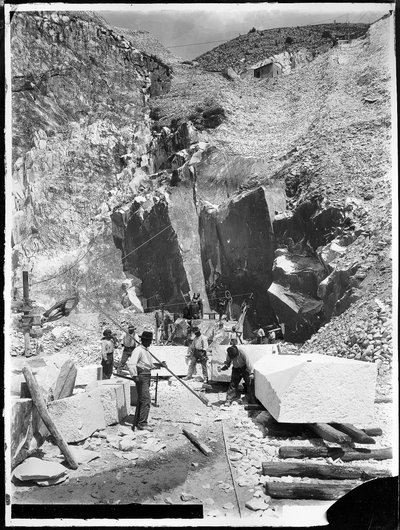 Alpi Apuane (Carrara). Cavatori e blocchi di marmo in fase di squadratura (foto b/n) da A. Corsini