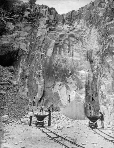Scavatori al lavoro in una cava di marmo nelle Alpi Apuane, in Toscana (foto in bianco e nero) da A. Corsini