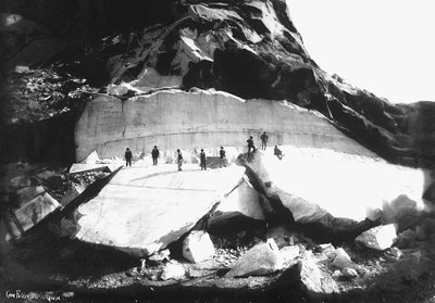 Diversi uomini in visita alle cave 