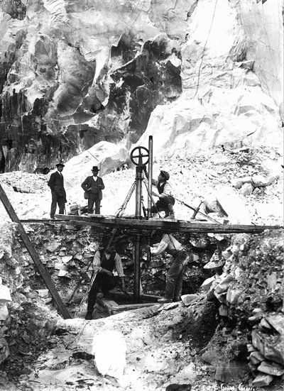 Alcuni scavatori al lavoro in una cava di marmo nelle Alpi Apuane, in Toscana da A. Corsini