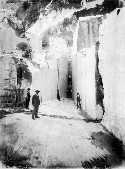 Alcuni scavatori posano tra le pareti della cava di marmo 