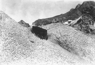 Trasporto di un enorme convoglio contenente marmo, lungo una strada vicino a una cava nelle Alpi Apuane, Toscana (foto b/n) da A. Corsini