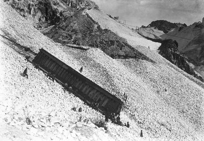 Trasporto di un enorme convoglio contenente marmo, lungo le scogliere vicino a una cava nelle Alpi Apuane, Toscana (foto b/n) da A. Corsini