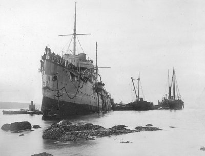 HMS Flora incagliata nel 1903 da A. Edward Jones and Co.