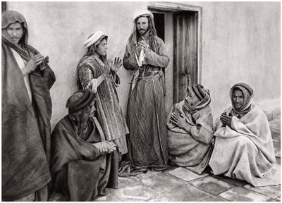 Un mullah che insegna una preghiera a un giovane, Iraq, 1925 da A. Kerim