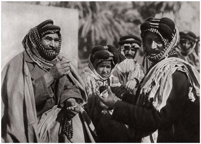 Uno sceicco che gusta il famoso caffè arabo, Iraq, 1925 da A. Kerim