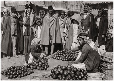 Mercato della frutta a Baghdad, Iraq, 1925 da A. Kerim