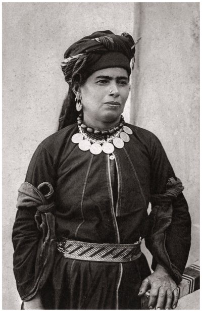 Signora curda nel suo miglior costume, Iraq, 1925 da A. Kerim