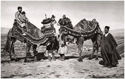 Pellegrini con i loro cammelli in viaggio verso Karbala, Iraq, 1925 da A. Kerim