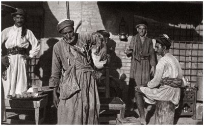 Distribuzione gratuita di acqua potabile fredda, Iraq, 1925 da A. Kerim