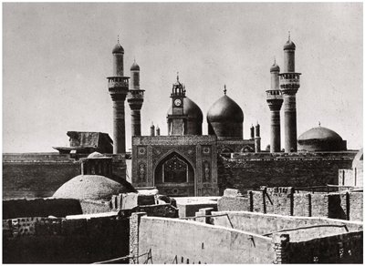 Le cupole dorate e i minareti della moschea al-Kadhimiya, Baghdad, Iraq, 1925 da A. Kerim