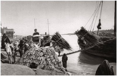Scarico di merci da una barca, Muhaila, Baghdad, Iraq, 1925 da A. Kerim