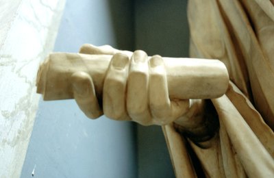 (dettaglio) di una delle mani di una statua dell