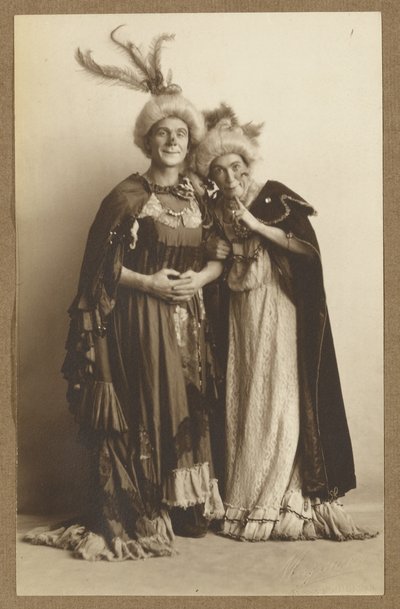 [Uomo e donna in costume, con cappelli di piume] da A. Louis Mojonier