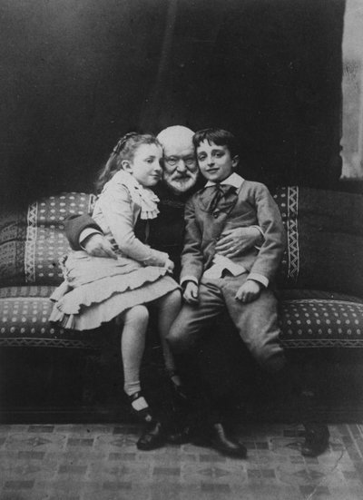 Victor Hugo (1802-85) e i suoi nipoti Georges e Jeanne, 1881 da A. Melandri