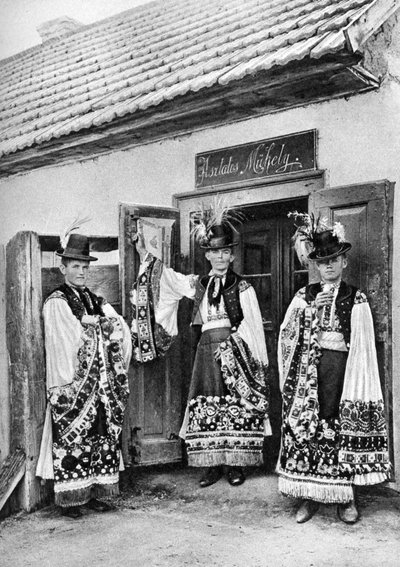 Giovani sacerdoti in costume nella campagna ungherese, 1926 da A. W. Cutler