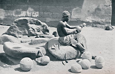 Un uomo Yoruba che incide ciotole di argilla e giare d
