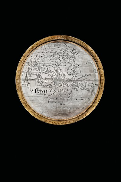 Due eccezionali globi terrestri e celesti, sostenuti da Ercole e Atlante da Abraham Drentwett