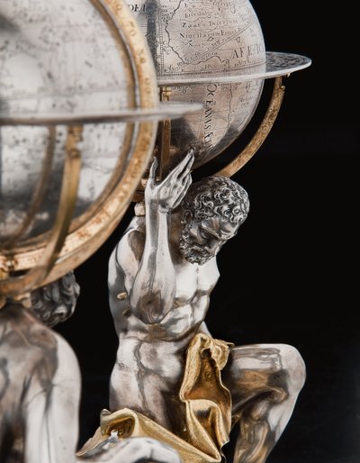 Due globi terrestri e celesti eccezionali, supportati da Ercole e Atlante, Augusta da Abraham Drentwett
