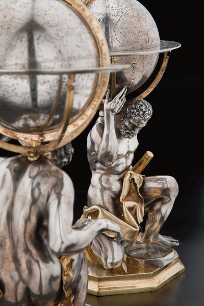Due globi terrestri e celesti eccezionali, supportati da Ercole e Atlante, Augusta da Abraham Drentwett