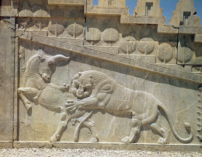 Leone che combatte un toro, rilievo sulla scala est dell