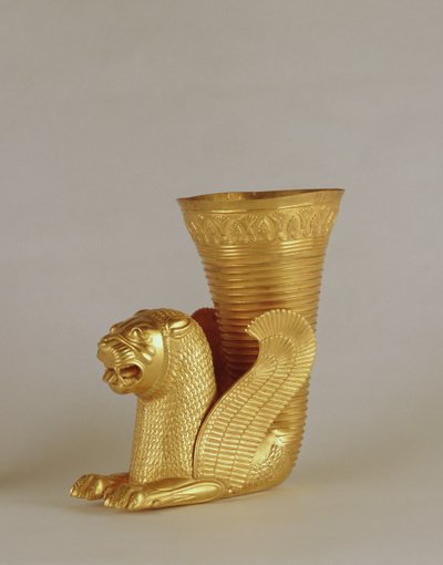 Rhyton a forma di leone seduto, da Hamadan, Iran da Achaemenid