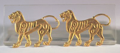 Due sequenze di leoni cucite su abiti cerimoniali, da Hamadan, c.V-IV secolo a.C. da Achaemenid