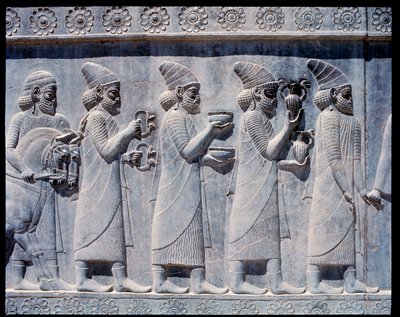 Vista dei rilievi delle scale orientali: ambasciatori assiri che portano offerte e doni da Achaemenid