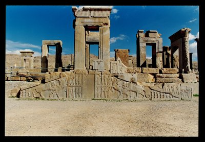 Facciata ovest del Tachara (palazzo privato di Dario), costruito c.485 a.C. e la scalinata aggiunta da Artaserse III c.360-50 a.C. da Achaemenid